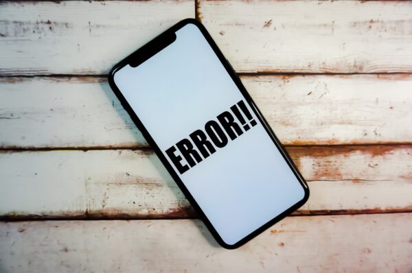 画面に「error‼」と表示されたスマートフォン