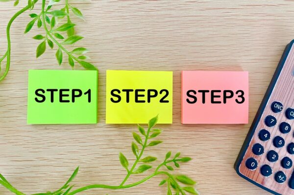 「step1」「step2」「step3」と書かれたカードが横一列に並ぶ画像